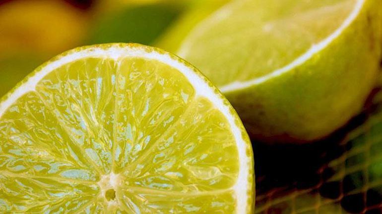 Limon suyu, yüksek C vitamini içeriği nedeniyle öksürükleri bastırmak ve soğuk algınlığı ile savaşmak için faydalıdır. Güçlü bir antioksidan görevi görür ve bağışıklık sistemini güçlendirir. Ayrıca limon, enfeksiyonlarla savaşmak için antiviral ve antibakteriyel özelliklere sahiptir.