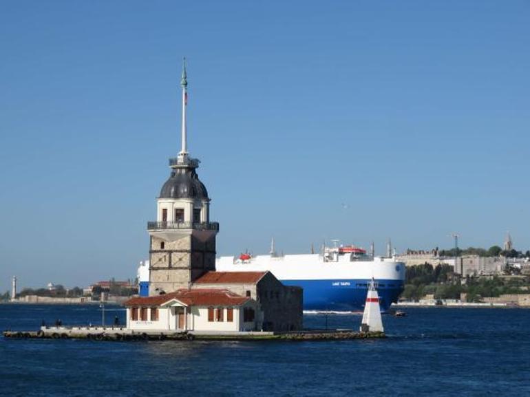 İstanbul Boğazında dev gemilerle burun buruna tehlikeli balıkçılık