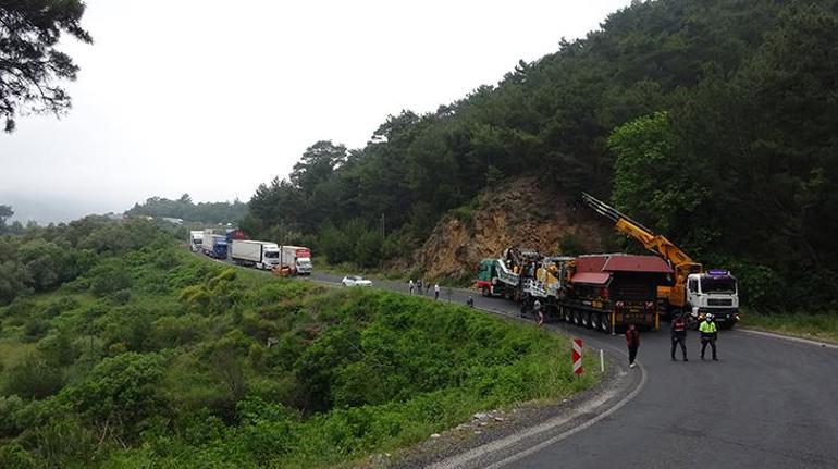 Son dakika... Çanakkale-İzmir yolu trafiğe kapandı Kilometrelerce kuyruk oluştu