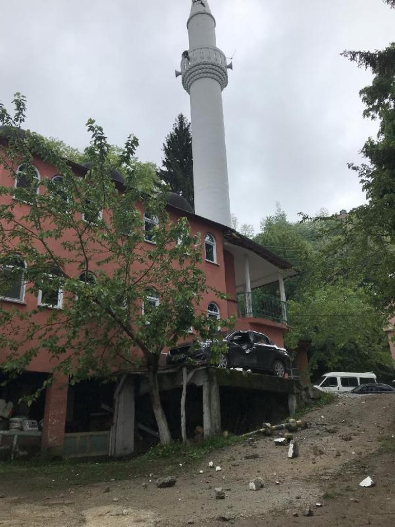 Orduda yıldırım isabet eden minare hasar gördü