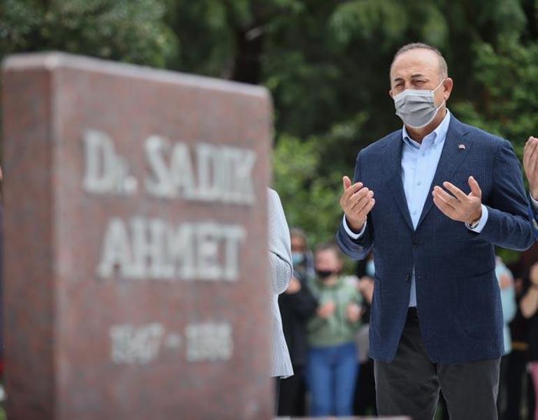 Bakan Çavuşoğlu, Dr. Sadık Ahmetin kabrini ziyaret etti