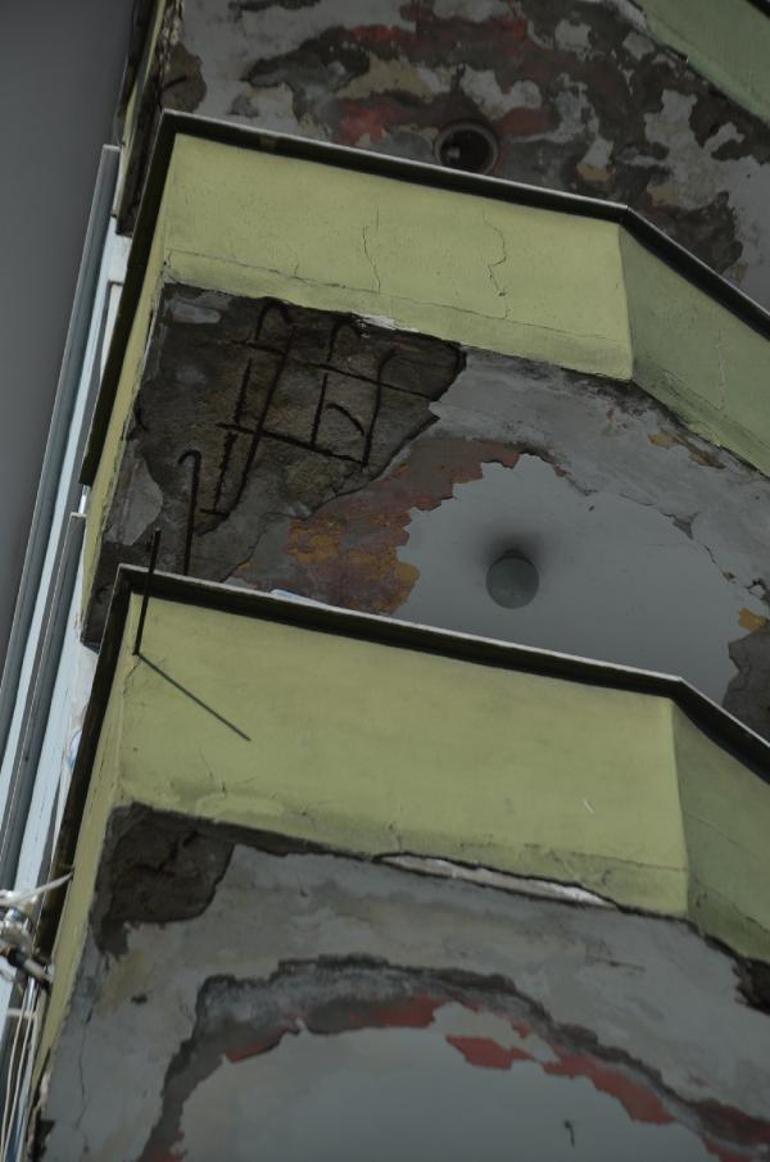 Avcılarda 2 balkonu çöken 42 yıllık bina mühürlendi