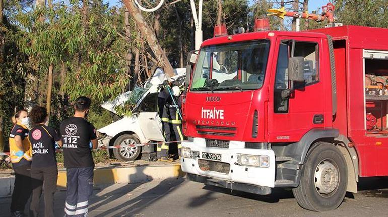 Antalyada ağaca çarpan otomobil sürücüsü hayatını kaybetti