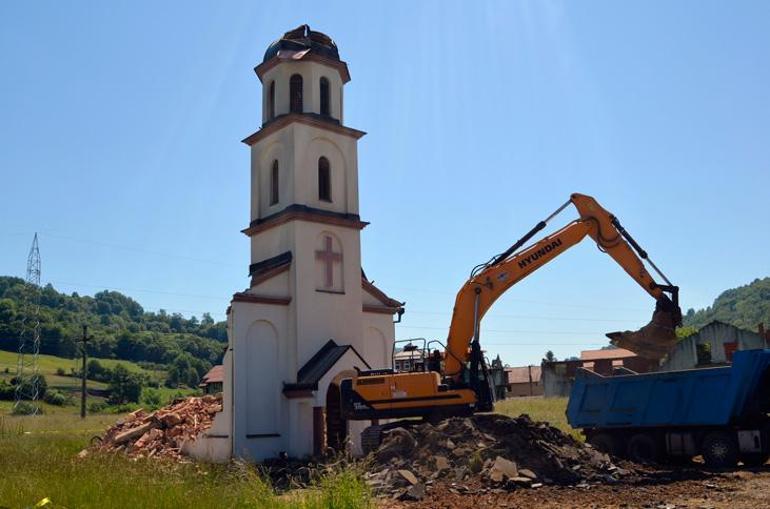 Boşnak nine, bahçesine izinsiz yapılan kiliseyi yıktırdı