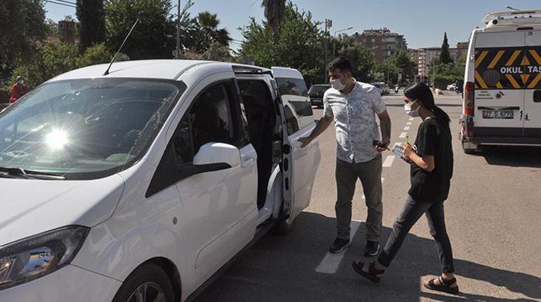 Kimliklerini unutan öğrencileri sınava polis yetiştirdi