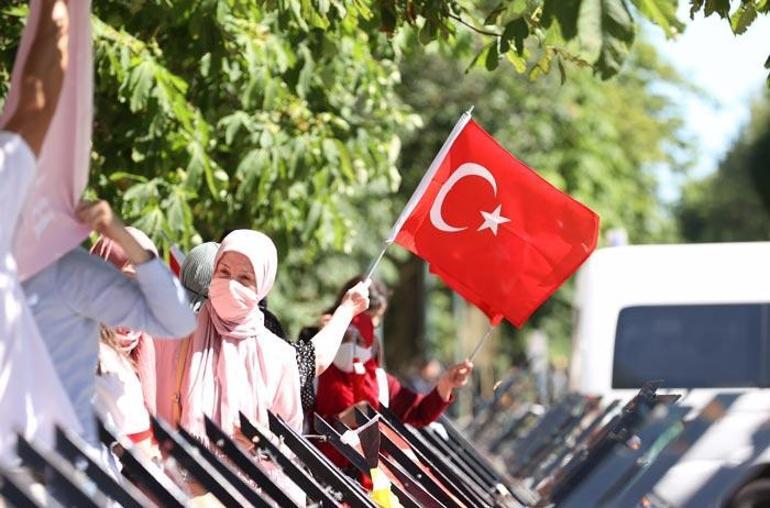Cumhurbaşkanı Erdoğan’a Türk bayraklarıyla coşkulu karşılama