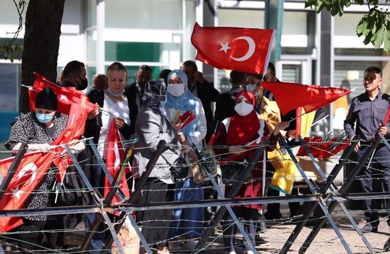 Cumhurbaşkanı Erdoğan’a Türk bayraklarıyla coşkulu karşılama