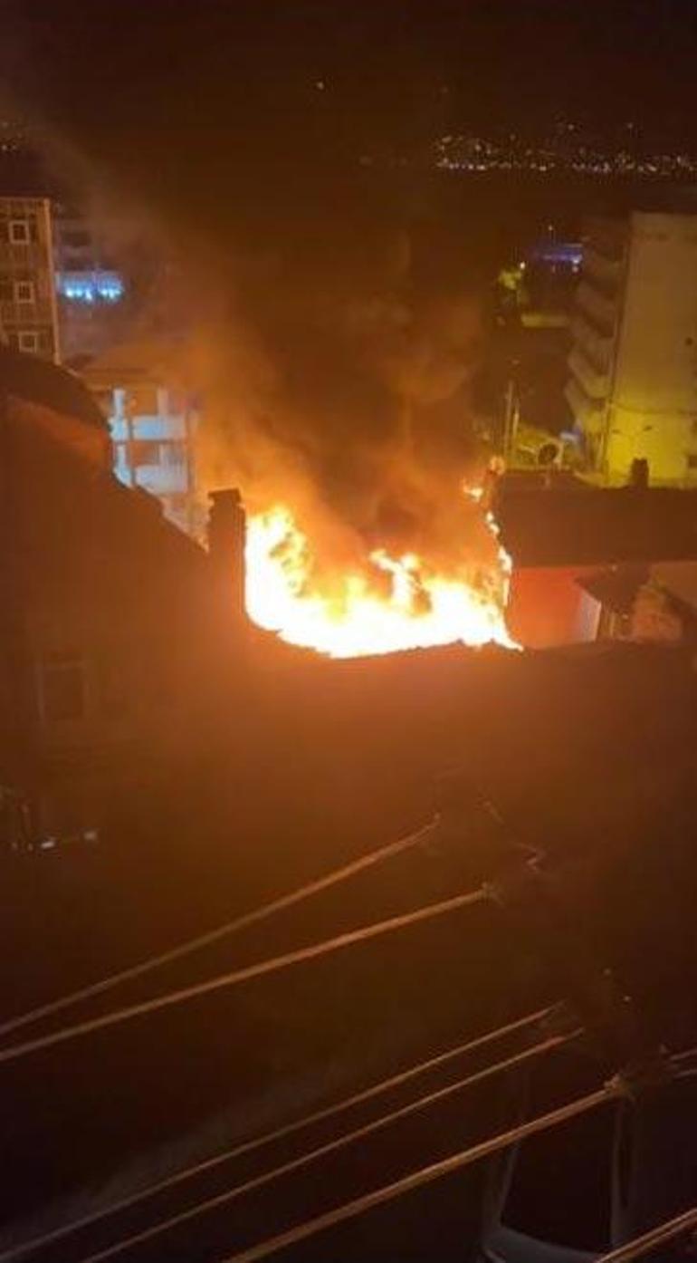 İki binanın çatısı alev alev yandı