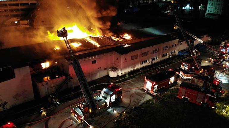 Küçükçekmecede fabrika yangını Alevler gökyünüzü aydınlattı