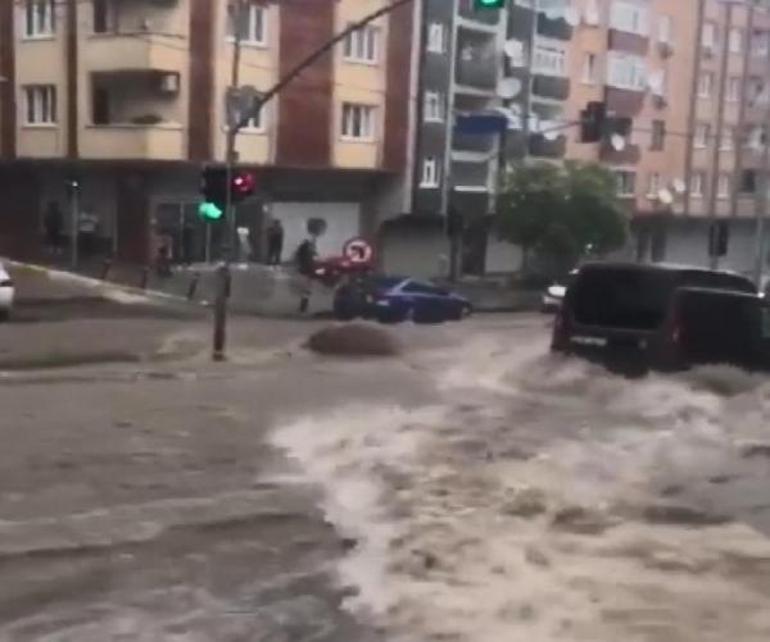 Son dakika: İstanbulu sel vurdu Seferler iptal edildi, evleri su bastı