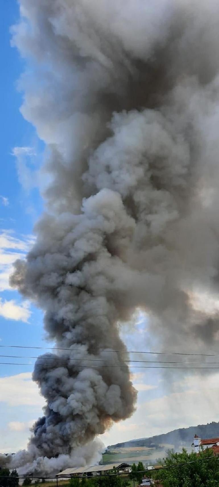 İstanbulda fabrika yangını Birçok ilçeden itfaiye sevk edildi