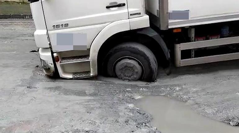 Avcılar’da çalışma yapılan yol 20 günde 4üncü kez çöktü