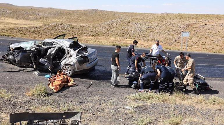 Diyarbakırda tuğla yüklü kamyon ile otomobil çarpıştı: 2 ölü, 3 yaralı
