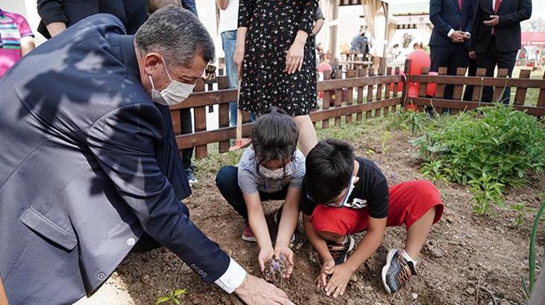 Bakan Selçuk Anadolu Masal Evinin açılışını yaptı