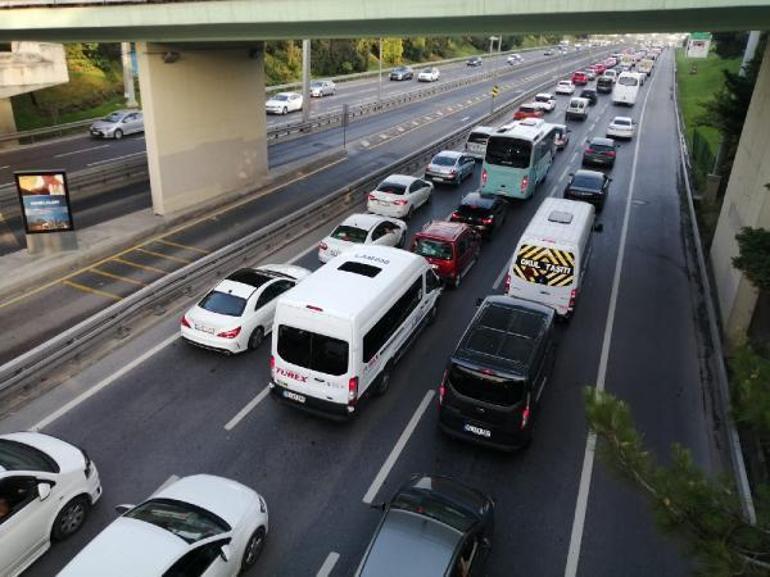 İstanbulda erken saatlerde trafik yoğunluğu