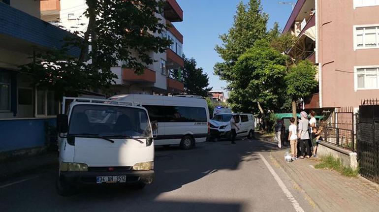 Kocaelide panelvan ile servis minibüsü çarpıştı: 10 yaralı