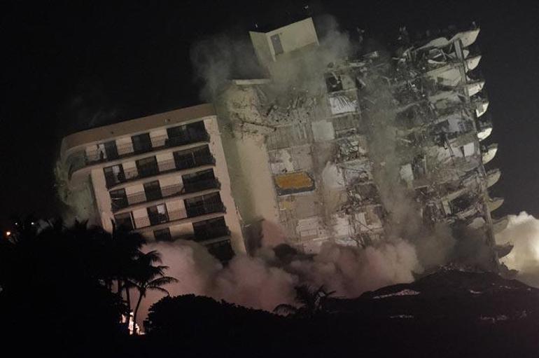 Miamide bir kısmı çöken 13 katlı binanın tamamı yıkıldı