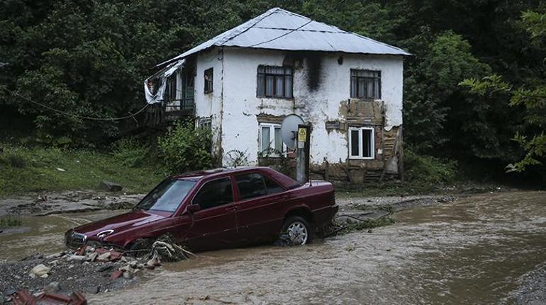 Son dakika... Düzcede derenin taşması nedeniyle yol çöktü Vali Ataydan açıklama