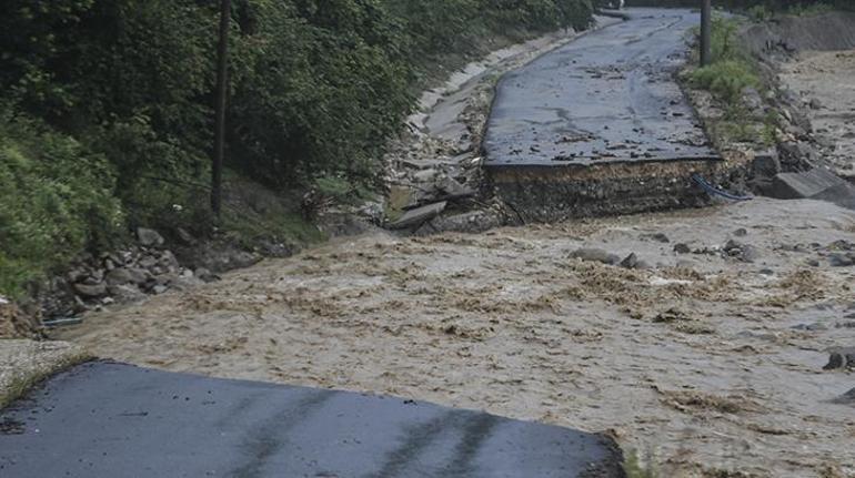 Son dakika... Düzcede derenin taşması nedeniyle yol çöktü Vali Ataydan açıklama