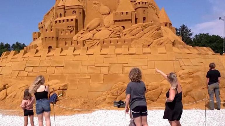 Dünyanın en uzun kumdan kalesi inşa edildi