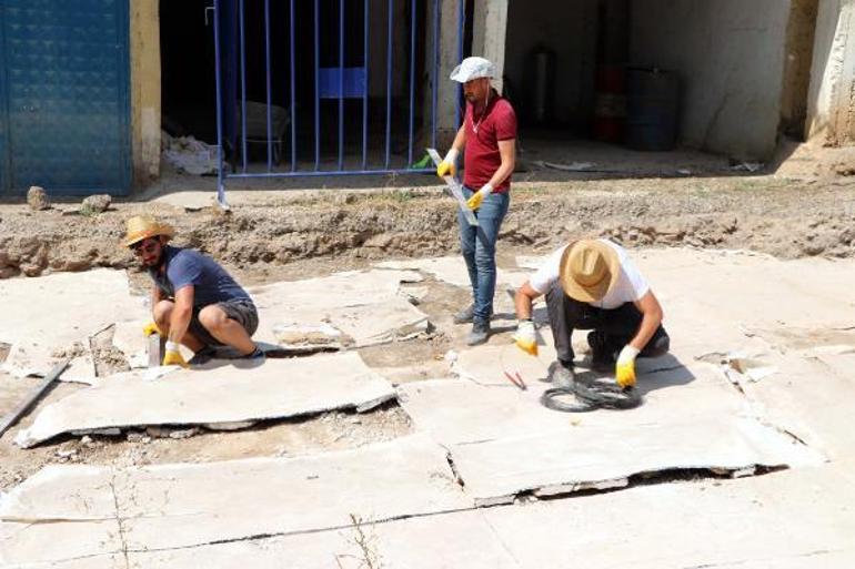 Kaçak kazıda bulunan mozaikler parçalar halinde Zeugma Müzesine taşınıyor