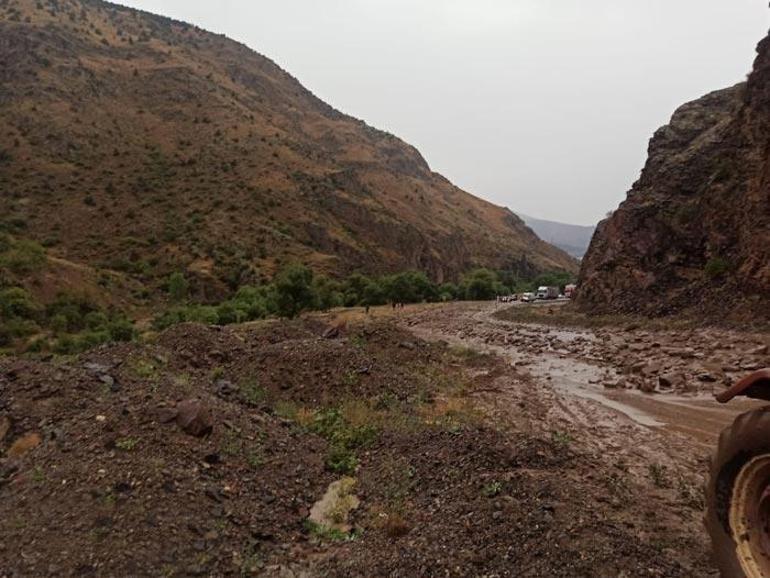 Erzurum’da sel ve heyelan Şenkaya-Göle kara yolunu ulaşıma kapattı