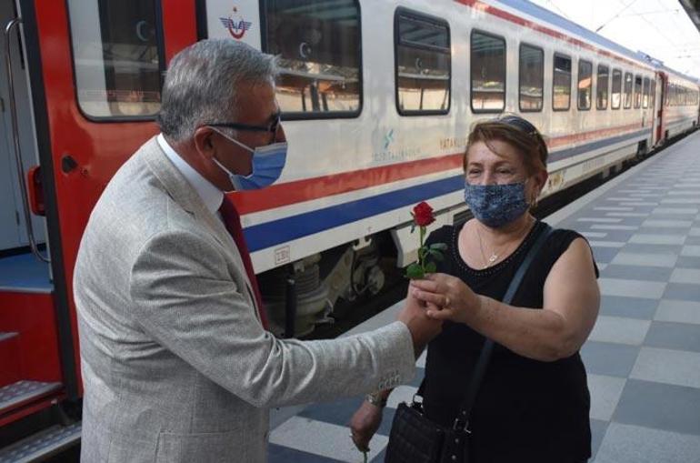 15 ay sonra İzmir Mavi Treni 300 yolcusuyla yola çıktı