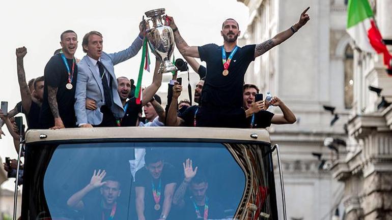 Son dakika - Avrupa şampiyonu İtalya Milli Takımı, Romada şampiyonluk turu  attı