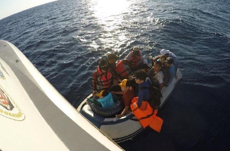 Çanakkalede 12 kaçak göçmen kurtarıldı