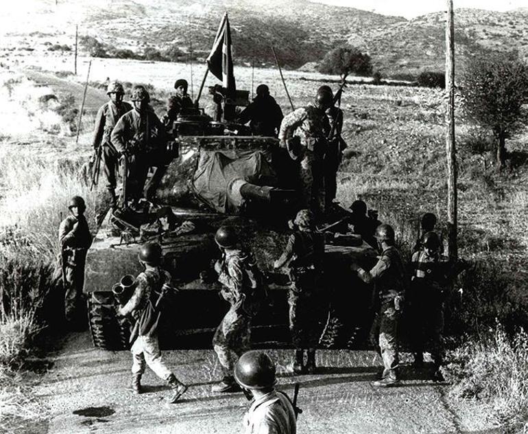 Milli Savunma Bakanlığı Kıbrıs Barış Harekatının tarihi fotoğraflarını paylaştı