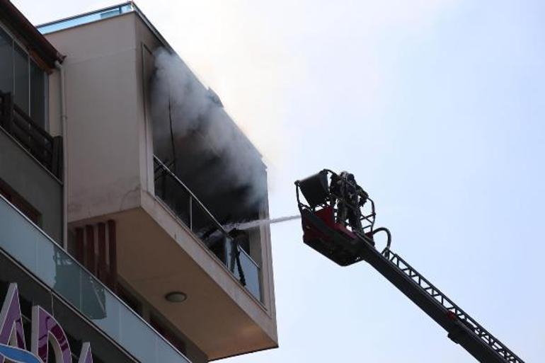 Alevlerin arasında can pazarı 5inci kattaki daireden alt kata sarkarak kurtuldu