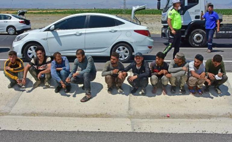 Kovalamacayla durdurulan otomobilin içinden 8, bagajından da 2 kaçak göçmen çıktı