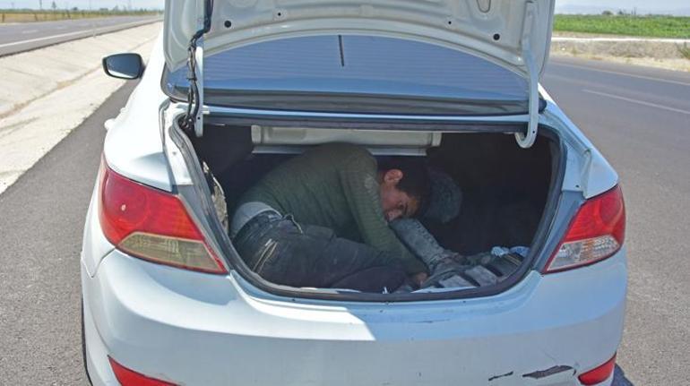 Kovalamacayla durdurulan otomobilin içinden 8, bagajından da 2 kaçak göçmen çıktı