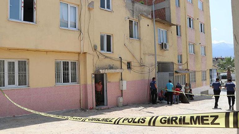 Kendi boğazını kesip, 2nci katın penceresinden atladı