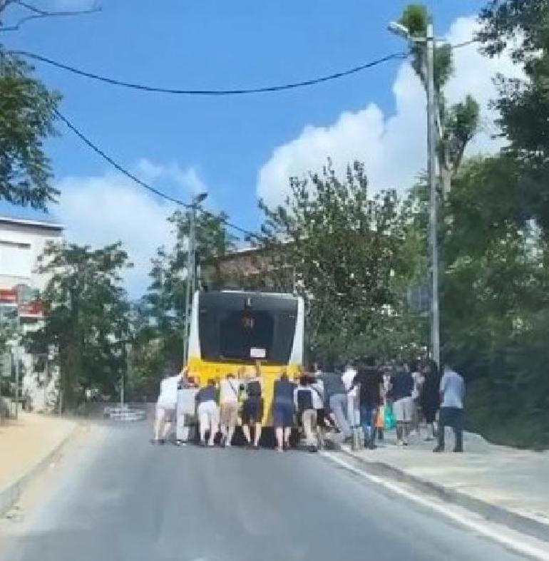 Sarıyerde arıza yapan İETT otobüsünü yolcular itti