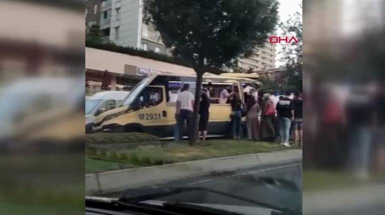 Son dakika: Gaziosmanpaşada minibüs kazası Yaralılar var