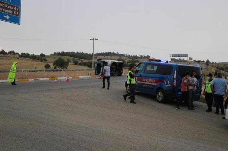 Otomobille çarpışan midibüs devrildi: 5 yaralı