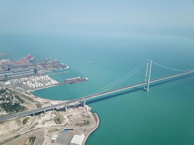 Planktonlar İzmit Körfezi’ni turkuaz rengine döndürdü