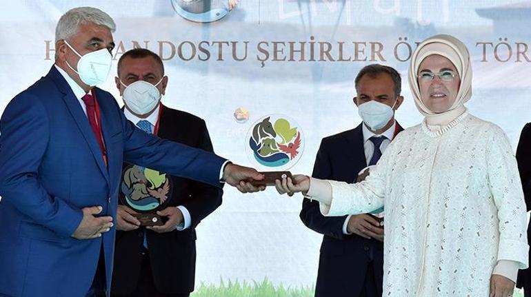 Emine Erdoğan: Hayvanlara yönelik suçlar oluşmadan çözüm üretmeliyiz