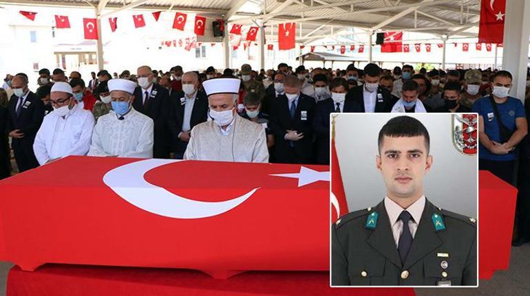 Şehit oğlunu asker selamı ile uğurladı