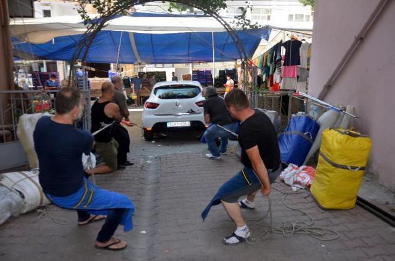 Pazarın ortasına park edilen arabayı tepsiyle çıkardılar