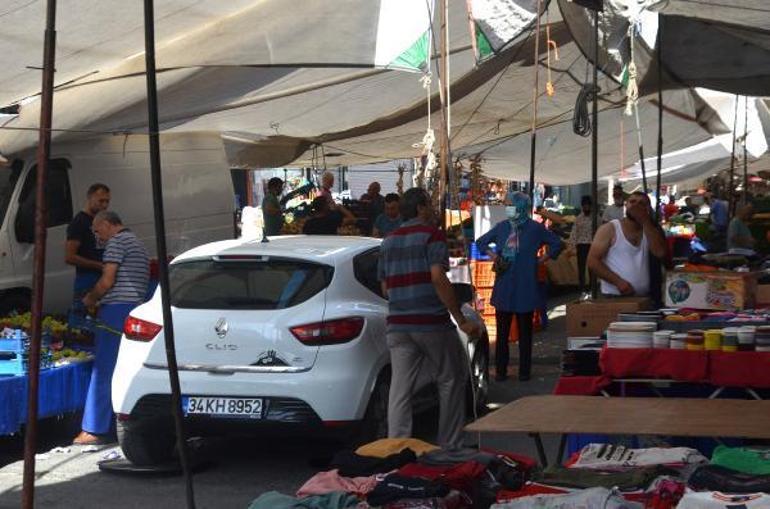 Pazarın ortasına park edilen arabayı tepsiyle çıkardılar