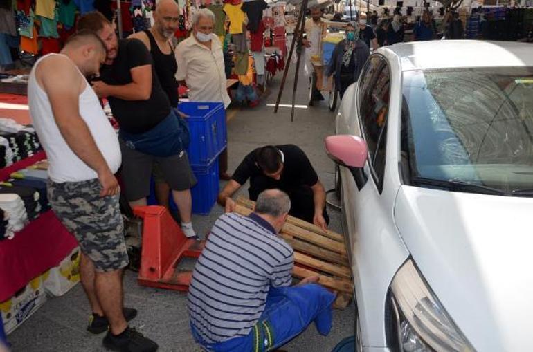 Pazarın ortasına park edilen arabayı tepsiyle çıkardılar
