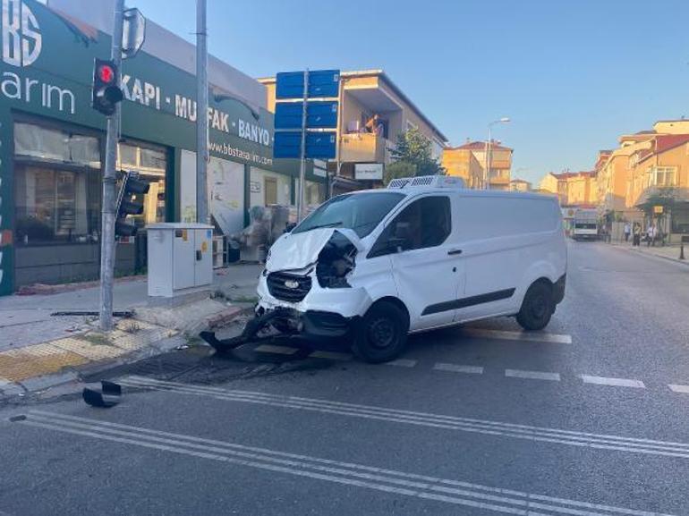 İstanbulda servis minibüsü kaza yaptı Ölü ve yaralılar var...