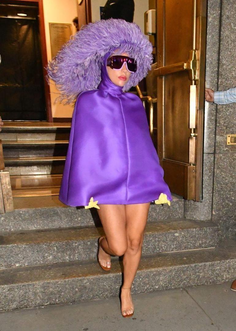 Lady Gaga morlar içinde objektiflere takıldı