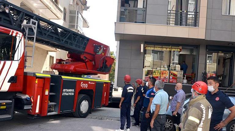 Avcılar’da boşaltılan binanın balkonu çöktü