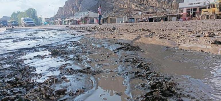15 dakika yetti Ev ve dükkanlar su altında kaldı