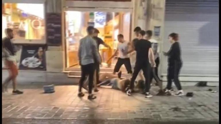 Kadınlar kavga etti; o ise kavgayı ayırmak yerine kadını yumrukladı