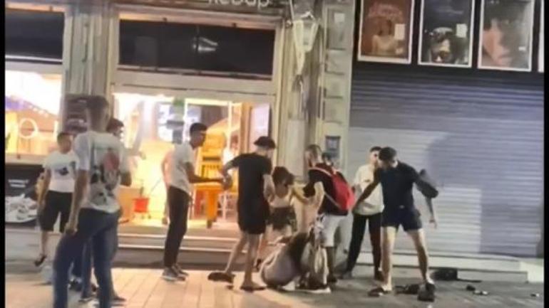 Kadınlar kavga etti; o ise kavgayı ayırmak yerine kadını yumrukladı