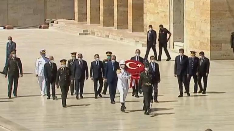 Son dakika: Cumhurbaşkanı Erdoğan ve YAŞ üyelerinden Anıtkabire ziyaret